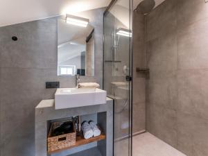 Un baño con lavabo y ducha en Leni Top 4, en Dienten am Hochkönig 41 fotos más