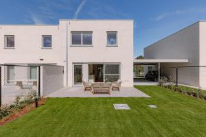 Tòa nhà nơi biệt thự tọa lạc