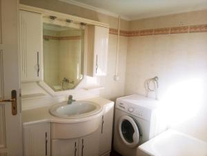 ein Badezimmer mit Waschbecken und Waschmaschine in der Unterkunft Brillarooms in Rethymno