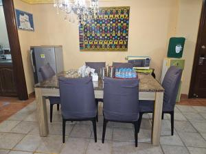 un tavolo da pranzo con sedie e una sala da pranzo di Apartemen marbella anyer tower Nakula lt 2 view kolam renang & laut a Babagan