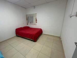 JunínにあるDon Franciscoの白い部屋の赤いベッド