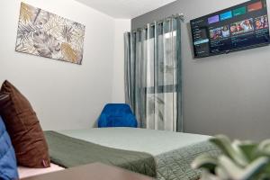 a room with a bed and a chair and a window at Casa Los Tules No 10 in Ciudad Guzmán