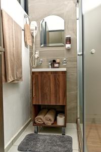 a bathroom with a sink and a mirror at Casa Los Tules No 10 in Ciudad Guzmán +32 photos