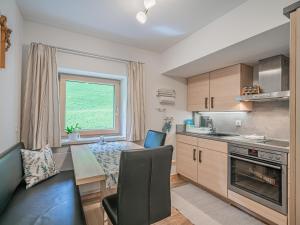 布里克森谷地霍普夫加尔滕Gastl的带桌子的厨房和餐厅