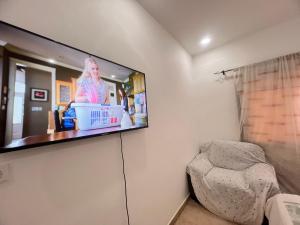 Et tv og/eller underholdning på chambre moderne ventilé avec douche partagé a yoff virage N4