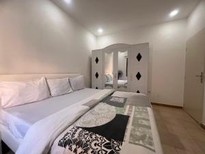 En eller flere senge i et værelse på chambre moderne ventilé avec douche partagé a yoff virage N4