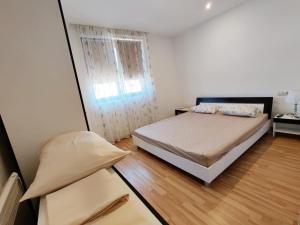 ein kleines Schlafzimmer mit einem Bett und einem Fenster in der Unterkunft Casa Isabela in Ocna Sibiului + 11 Fotos