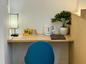 escritorio con silla azul en una habitación en Vive Boutique Hotel - Echoland, en Hakuba