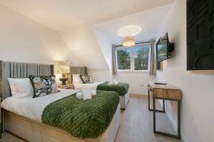 ein Schlafzimmer mit zwei Betten und einem Fernseher in der Unterkunft Rooemah Lodge - Grampian Lettings in Caskieben