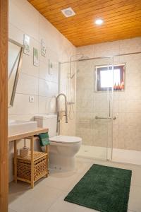 ein Badezimmer mit Toilette, Dusche und Waschbecken in der Unterkunft Casas de São Pedro in Rio Caldo