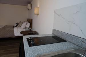 a kitchen with a sink and a bed in a room at Villa Cinco Boquete in Alto Boquete
