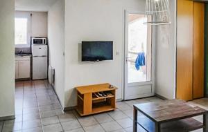 Køkken eller tekøkken på 2 Bedroom Cozy Home In Lablachère