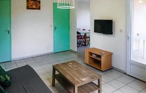 Et tv og/eller underholdning på 2 Bedroom Cozy Home In Lablachère