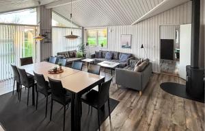 Un lugar para sentarse en 5 Bedroom Amazing Home In Sydals