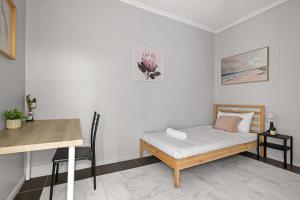 Ένα ή περισσότερα κρεβάτια σε δωμάτιο στο Light & Simple Single Room in Courtyard - Peakhurst Area - Shared Bathroom