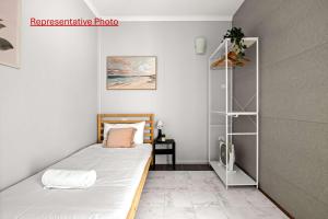 Ένα ή περισσότερα κρεβάτια σε δωμάτιο στο Light & Simple Single Room in Courtyard - Peakhurst Area - Shared Bathroom