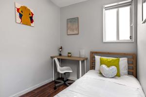 Ένα ή περισσότερα κρεβάτια σε δωμάτιο στο Light & Simple Single Room in Courtyard - Peakhurst Area - Shared Bathroom