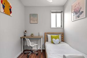 Ένα ή περισσότερα κρεβάτια σε δωμάτιο στο Light & Simple Single Room in Courtyard - Peakhurst Area - Shared Bathroom +15 φωτογραφίες