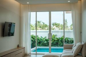 Televiisor ja/või meelelahutuskeskus majutusasutuses Minimalistic Pool Villa