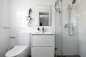 Phòng tắm tại Convenient Double Ensuite Room - Peakhurst