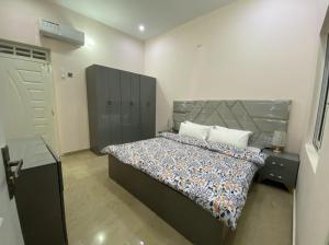 卡拉奇Modern Executive Suite的一间卧室，床上铺着被子