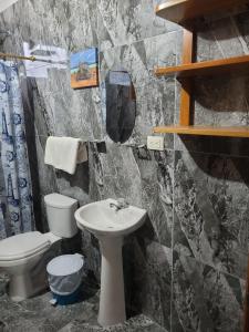 Phòng tắm tại Luisa Rodriguez +7 ảnh