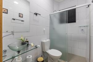 Suíte - Ideal para conexões no aeroporto de Guarulhos في جوارولوس: حمام مع حوض ومرحاض ودش +24 صورة