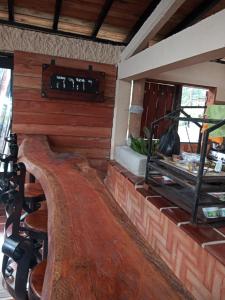 MarsellaPaz y Tranquilidad的墙上有时钟的房间和桌子