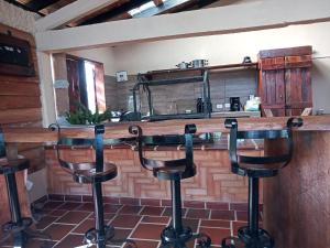 MarsellaPaz y Tranquilidad的厨房里有个吧台，配有两张吧台凳。