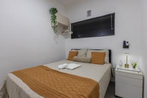 Suíte - Ideal para conexões no aeroporto de Guarulhos في جوارولوس: غرفة نوم بها سرير عليه منشفتان