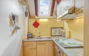 Η κουζίνα ή μικρή κουζίνα στο 3 Bedroom Lovely Home In Frankenau