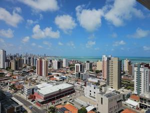 Blick auf eine Stadt mit Gebäuden und das Meer in der Unterkunft Lindo Flat em Manaíra no Solaz in João Pessoa
