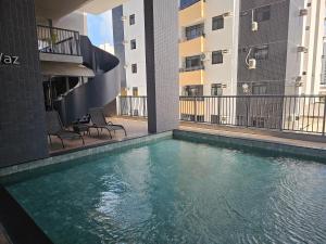 ein Swimmingpool mitten in einem Gebäude in der Unterkunft Lindo Flat em Manaíra no Solaz in João Pessoa