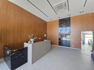 Die Eingangshalle eines Geschäfts mit einer Blume auf dem Tresen in der Unterkunft Lindo Flat em Manaíra no Solaz in João Pessoa