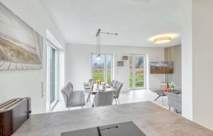 Φωτογραφία από το άλμπουμ του Modernes Ferienhaus Mit Sauna 