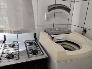 cocina pequeña con fogones y aseo en UNIJUI, en Ijuí 8 fotos más