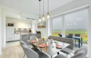 Η κουζίνα ή μικρή κουζίνα στο Modernes Ferienhaus Mit Sauna