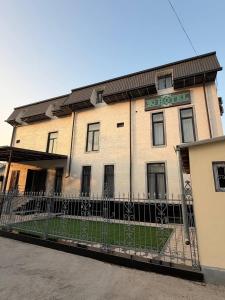 een gebouw met een hek ervoor bij Hotel S & D Hostel in Tasjkent +35 foto's