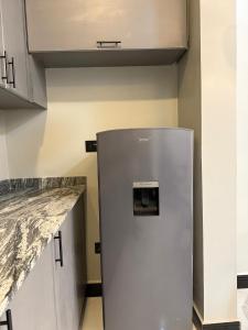 un refrigerador en la esquina de una cocina en Dee furnished homes Kyanja, en Kampala
