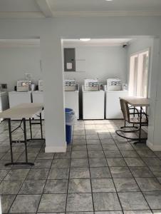 een kamer met een tafel en een tafel en stoelen bij Gated 2 Double Bed Studio with Full Kitchen 112 in Baton Rouge