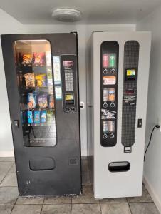 twee automaten naast elkaar bij Gated 2 Double Bed Studio with Full Kitchen 112 in Baton Rouge