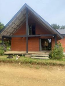 een huis waar een hond voor zit bij casa de campo punta nao in Rolecha