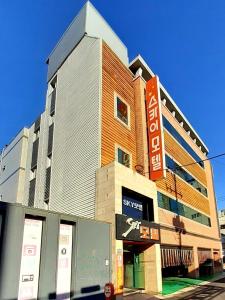 Bygningen som motellet ligger i + 25 billeder