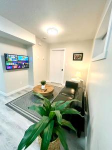 een woonkamer met een bank en een tafel bij Cozy guest house in Regina