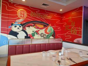 墨西卡利克罗尼尔墨西卡利酒店的墙上画画的餐厅