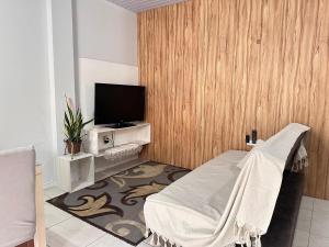 a bedroom with a bed and a flat screen tv at Casa com 02 Quartos em Balneário Camboriú in Balneário Camboriú