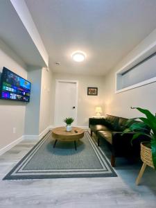 een woonkamer met een bank en een tafel bij Cozy guest house in Regina +15 foto's