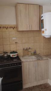 una cucina con fornelli e lavello di Departamento 1ambiente a metros de la playa Zona Centro a Mar del Plata