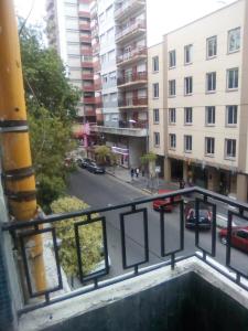 una vista di una strada cittadina da un balcone di Departamento 1ambiente a metros de la playa Zona Centro a Mar del Plata
