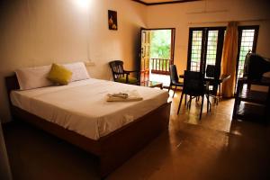 Una cama o camas en una habitación de Backwater Retreat Kumarakom 25 fotos más